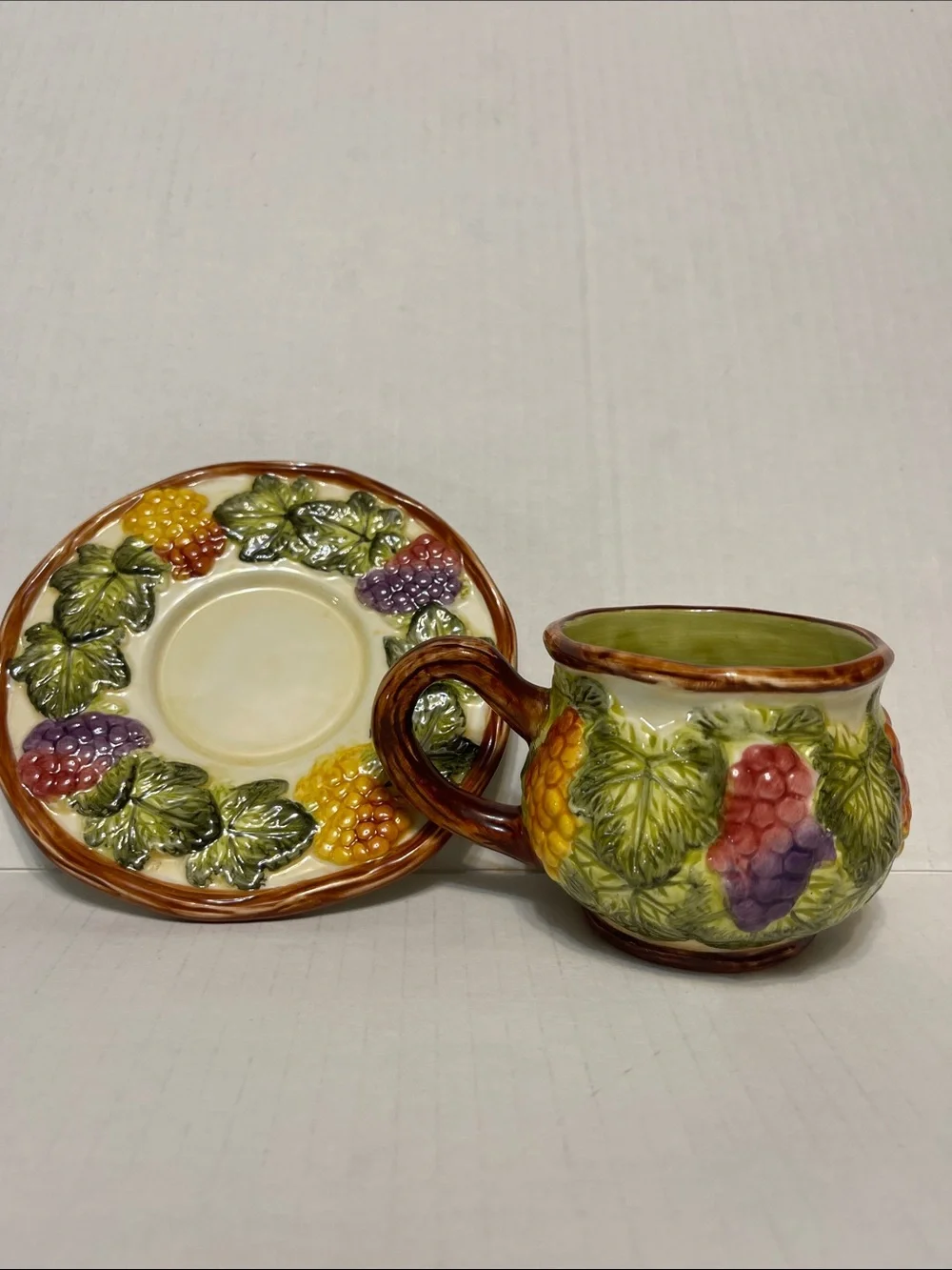 MAJOLICA STYLE EARTHENWARE BORDALLO PINHEIRO STYLE GRAPE  LEAF TEACUP SAUCER